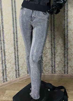 Шикарные облегающие джинсы, высокая посадка, камни сваровски плотностью спереди.3 фото
