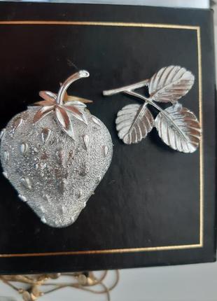 Подвійна брош суниця з листом  от sarah cov canada вінтаж