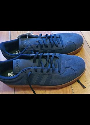 Кросівки чоловічі.