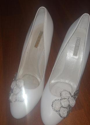 Білі туфлі з декором queen2 фото
