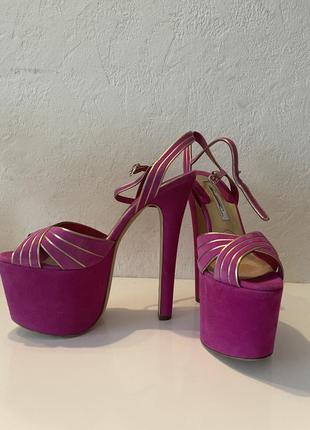 Босоніжки brian atwood