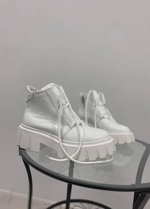 Стильні шкіряні білі черевики жіночі демісезон на модній підошві