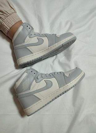 Демисезонные женские серо-белые кроссовки nike air jordan жіночі сіро-білі кросівки nike air jordan