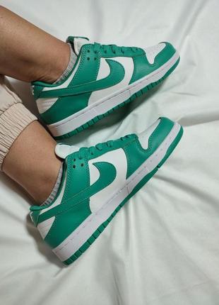 Демисезонные женские зелёно-белые кроссовки nike жіночі зелено-білі кросівки nike