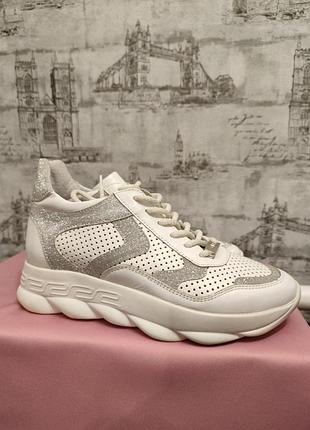 Білі з серебром кросівки кожані на  платформі