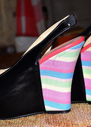 Босоніжки на платформі з відкритим носком