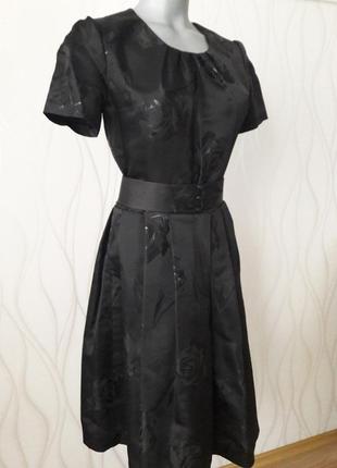Невероятно красивое, благородное платье черного цвета с набивными цветами. на подкладке