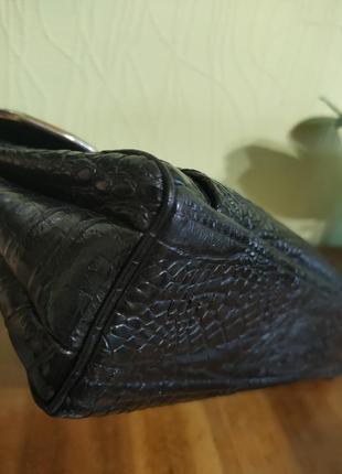 Шикарная винтажная чёрная сумка с тиснением под рептилию7 фото