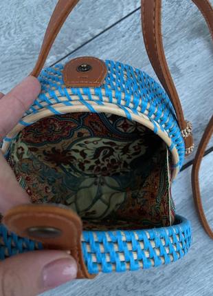 Кругла голуба сумочка плетена5 фото