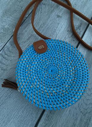 Кругла голуба сумочка плетена2 фото
