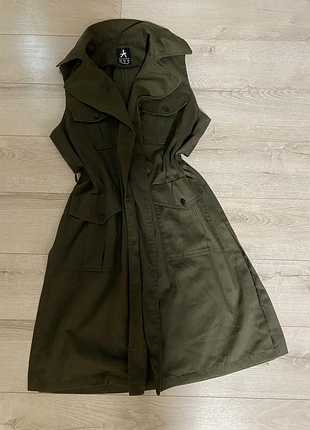 Стильна подовжена безрукавка жілетка кольору хакі