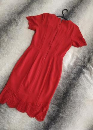 Червона сукня футляр нижче коліна, з мереживом