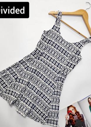 Сукня сарафан міні клеп біла в синій принт від бренду divided s