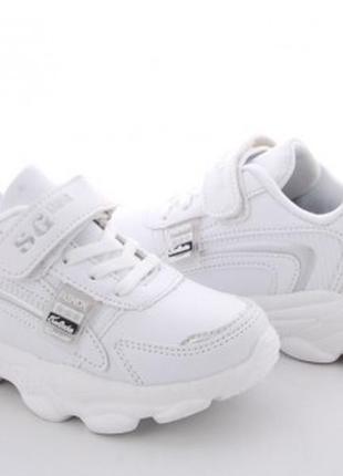 Белые детские кроссовки белого цвета. размер 33