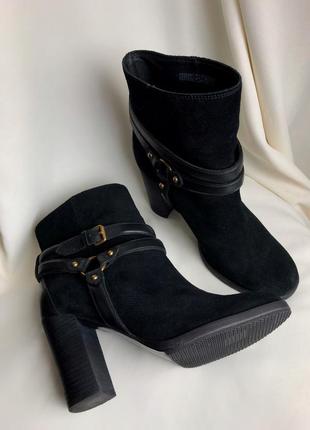 Замшевые ботильоны на высоком каблуке ugg модель "dandridge" 1019010 размер 40 ботинки грубые каблуки натуральная замша кожа кожаные оригинал6 фото