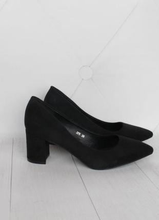 Черные туфли, лодочки 38 размера на устойчивом каблуке
