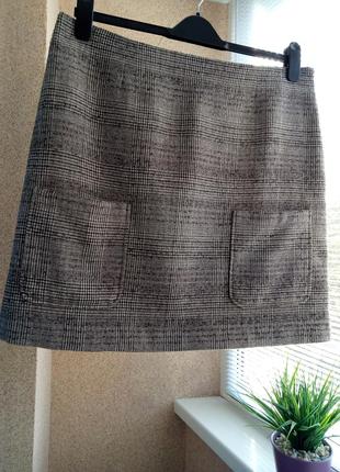 Утепленная юбка  мини в клетку с содержанием шерсти с заниженными накладными карманами