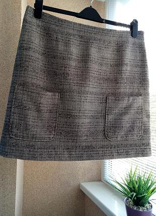 Утепленная юбка  мини в клетку с содержанием шерсти с заниженными накладными карманами