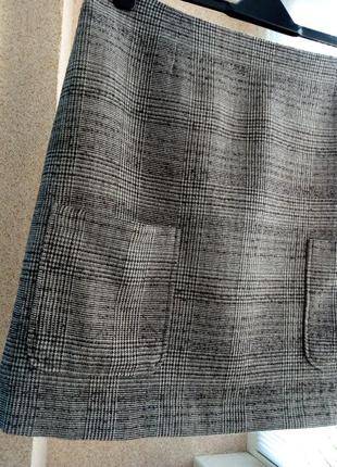 Утепленная юбка  мини в клетку с содержанием шерсти с заниженными накладными карманами2 фото