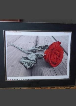 Картина вишита бісером троянда, в рамці зі склом