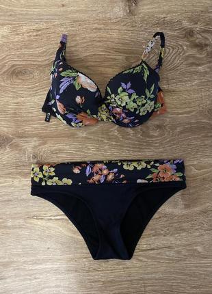 Шикарний, купальник, чорного кольору, з принтом квітів👌