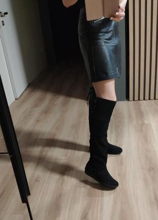Высокие зимние замшевые кожаные сапоги ботфорты с овчиной черные4 фото