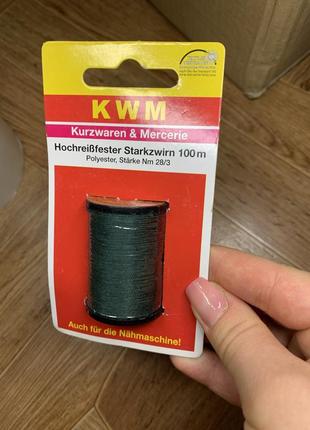 Нитки темно-зеленого кольору kwm