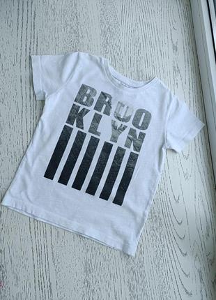 Біла футболка на хлопчика