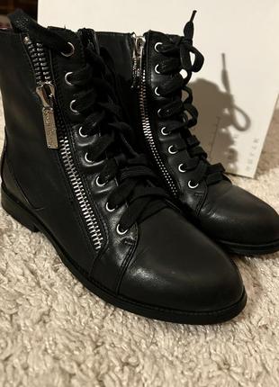 Жіночі ботінки