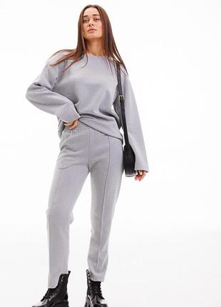 Трикотажний теплий костюм жіночий сірий з джемпером та штанами зі стрілками1 фото