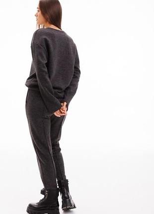 Трикотажний теплий костюм жіночий темно-сірий з джемпером та штанами зі стрілками8 фото