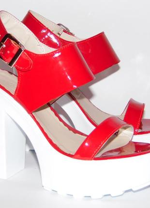 Босоніжки з натуральної лакованої шкіри, червоного кольору