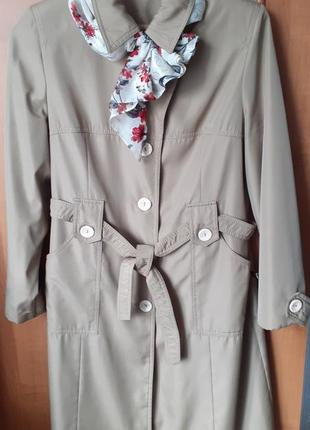 Плащ жіночий приємного кольору який гарно поєднується з шарфами та хустинами різного кольору