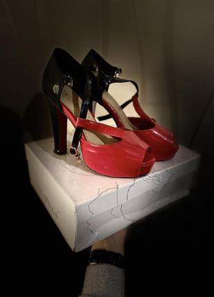 Лакові босоніжки