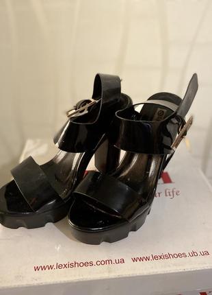 Лакові босоніжки