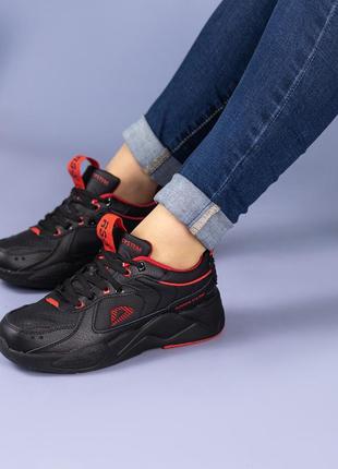 Жіночі кросівки чорного кольору з червоними вставками