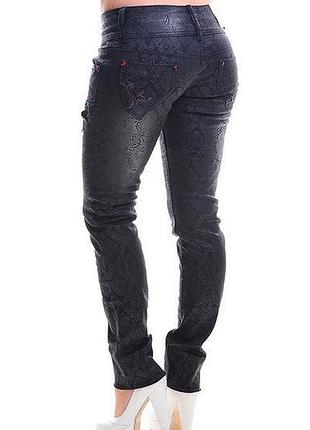 Темные джинсы с рисунком