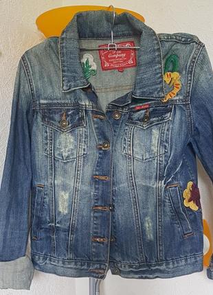 Стильна джинсова курточка з вишивкою