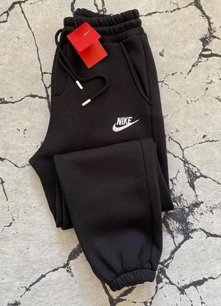 Мужские чёрные спортивные штаны nike чоловічі чорні спортивні штани nike