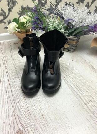 Демісезонні черевики шкіряні з ремінцем і замком