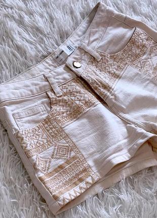 Стильные шорты zara с вышивкой