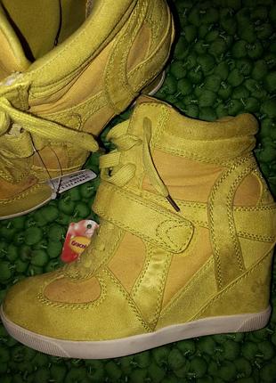 Нові фірмові яскраві чудові черевички боти ботильйони.