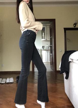 Чорні джинси кльош6 фото