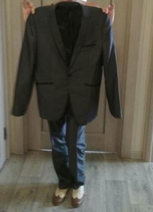 Стильний чоловічий костюм
