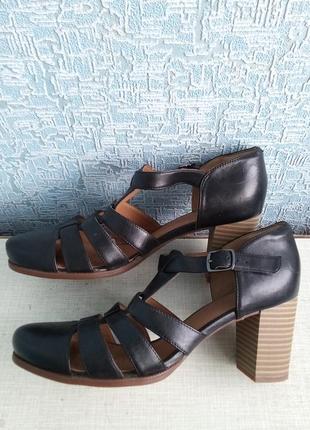 Распродажа кожаные босоножки clarks стелька 26,5 см нарезной каблук