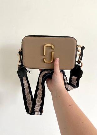 Сумочка в стиле marc jacobs logo brown/white3 фото