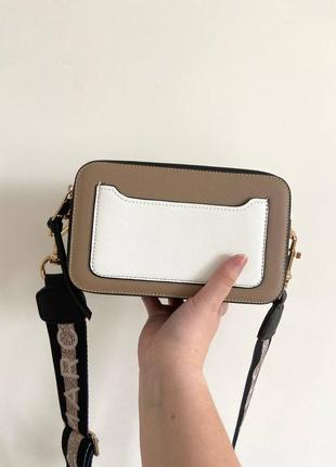 Сумочка в стиле marc jacobs logo brown/white10 фото