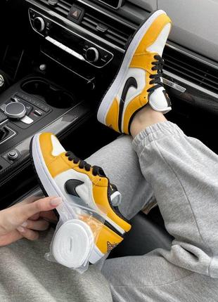 Жіночі кросівки nike air jordan retro 1 low yellow white black