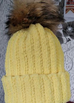 Яскрава жовта шапка з помпоном з натурального хутра1 фото