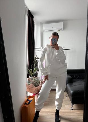 Белый трендовый костюм